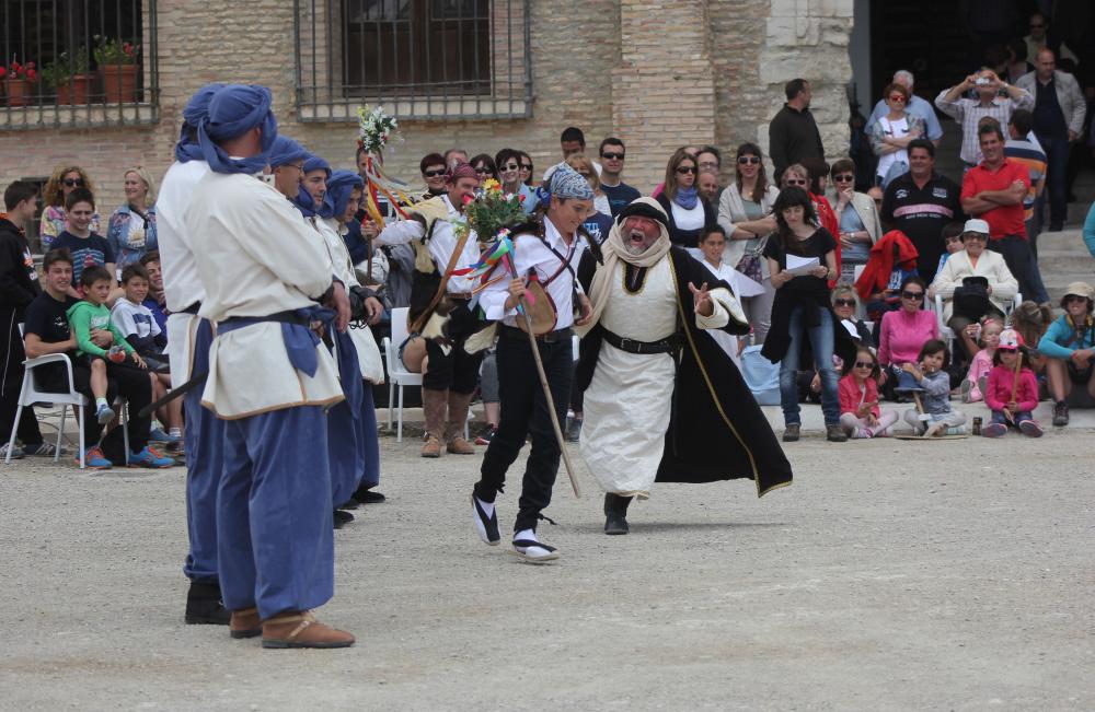 Imagen: El dance de Robres durante su representación en el Santuario de Magallón.