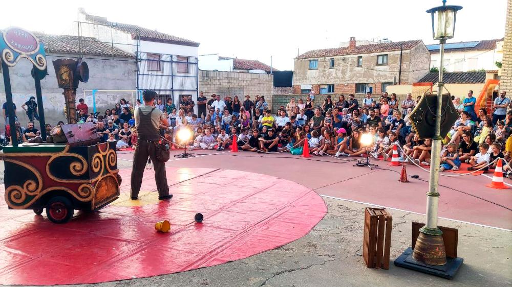 Imagen: El mago Civi-civiac durante su actuación en el Festival Rural de Artes Escénicas de Robres.