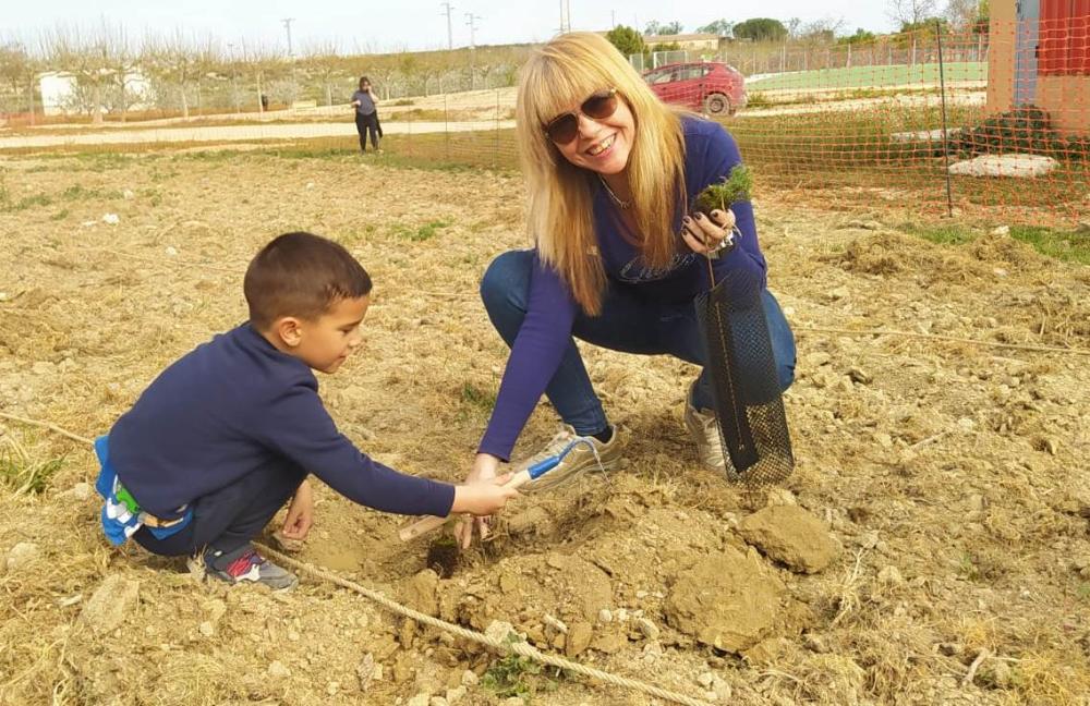 Imagen Robres reforesta el entorno de las piscinas con más de un centenar de sabinas y carrascas